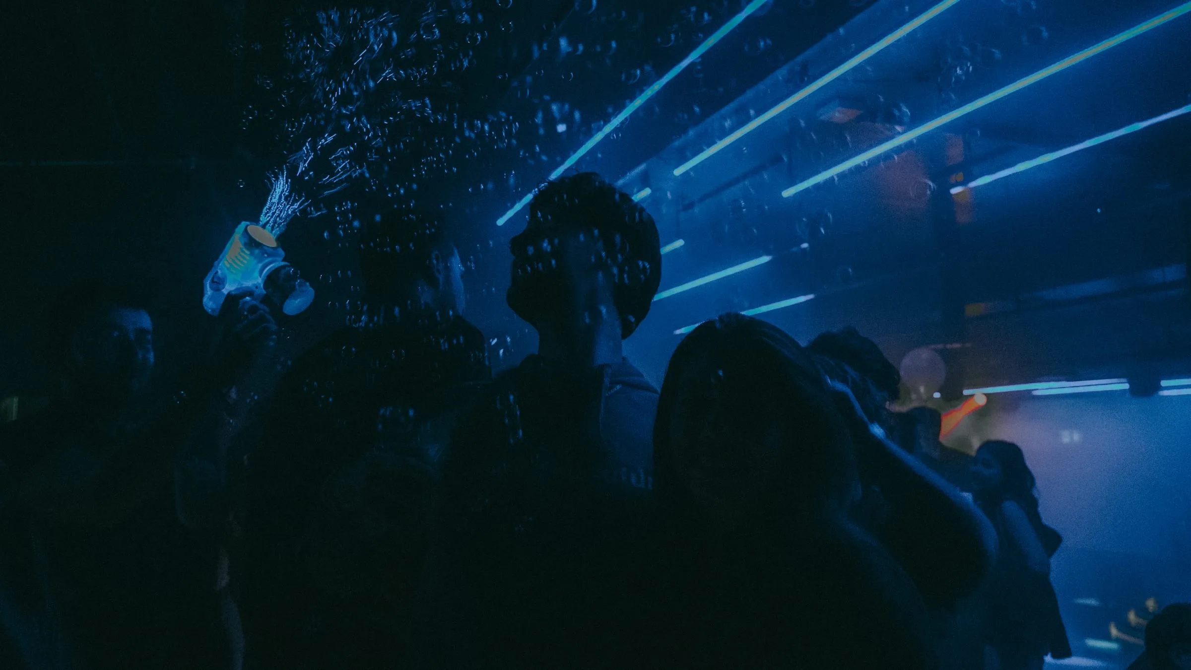Seifenblasen und Laserlicht an der Afterparty