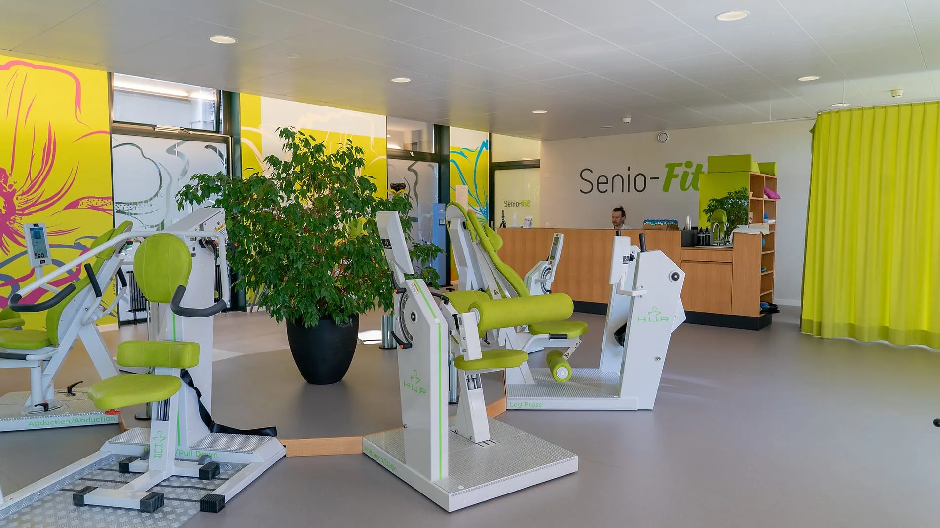 Trainingsraum mit Geräten für die medizinische Trainingstherapie