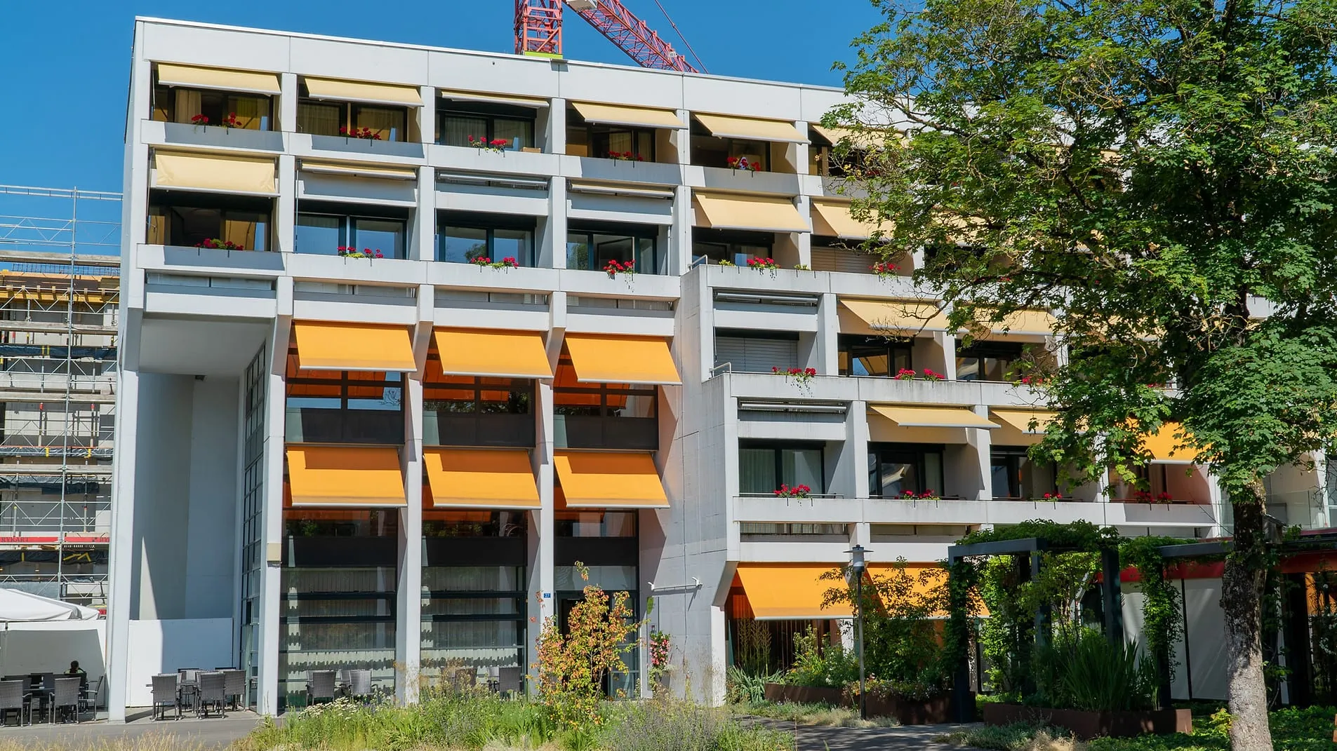 Standort in einem Gebäude mit orangen Markisen