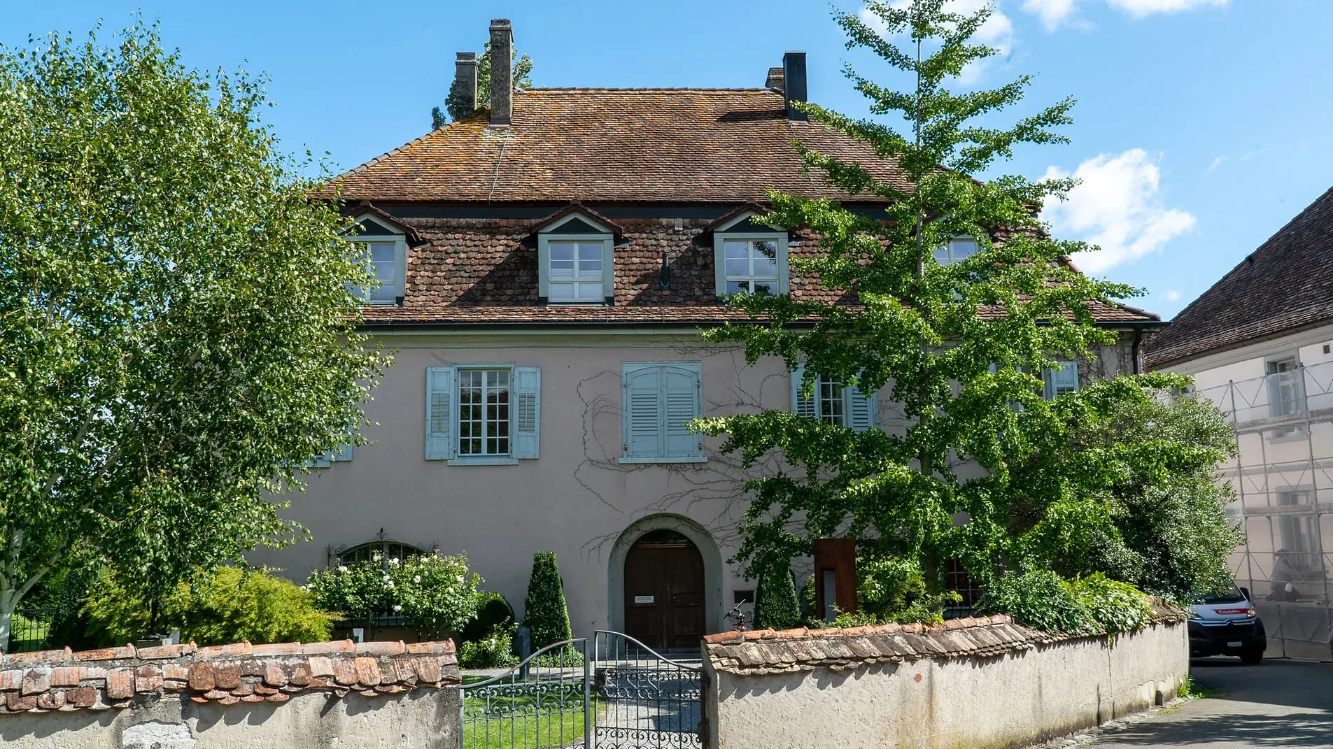 Historisches Praxisgebäude von Sharon’s Physio hinter Bäumen